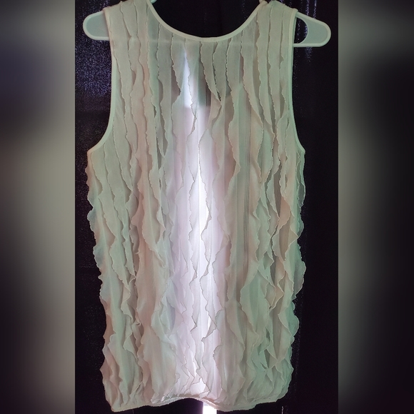 Espresso Top in size large. White ruffled - Picture 3 of 3